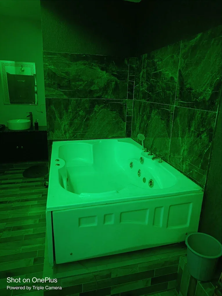 Spa jacuzzi room near MG Road Gurgaon